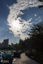 西安雨后雙景 昨日彩霞映彩虹，今朝藍(lán)天繪白云